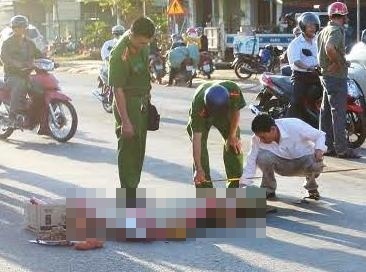 Mot phu nu 54 tuoi bi xe buyt can qua nguoi tu vong hinh anh