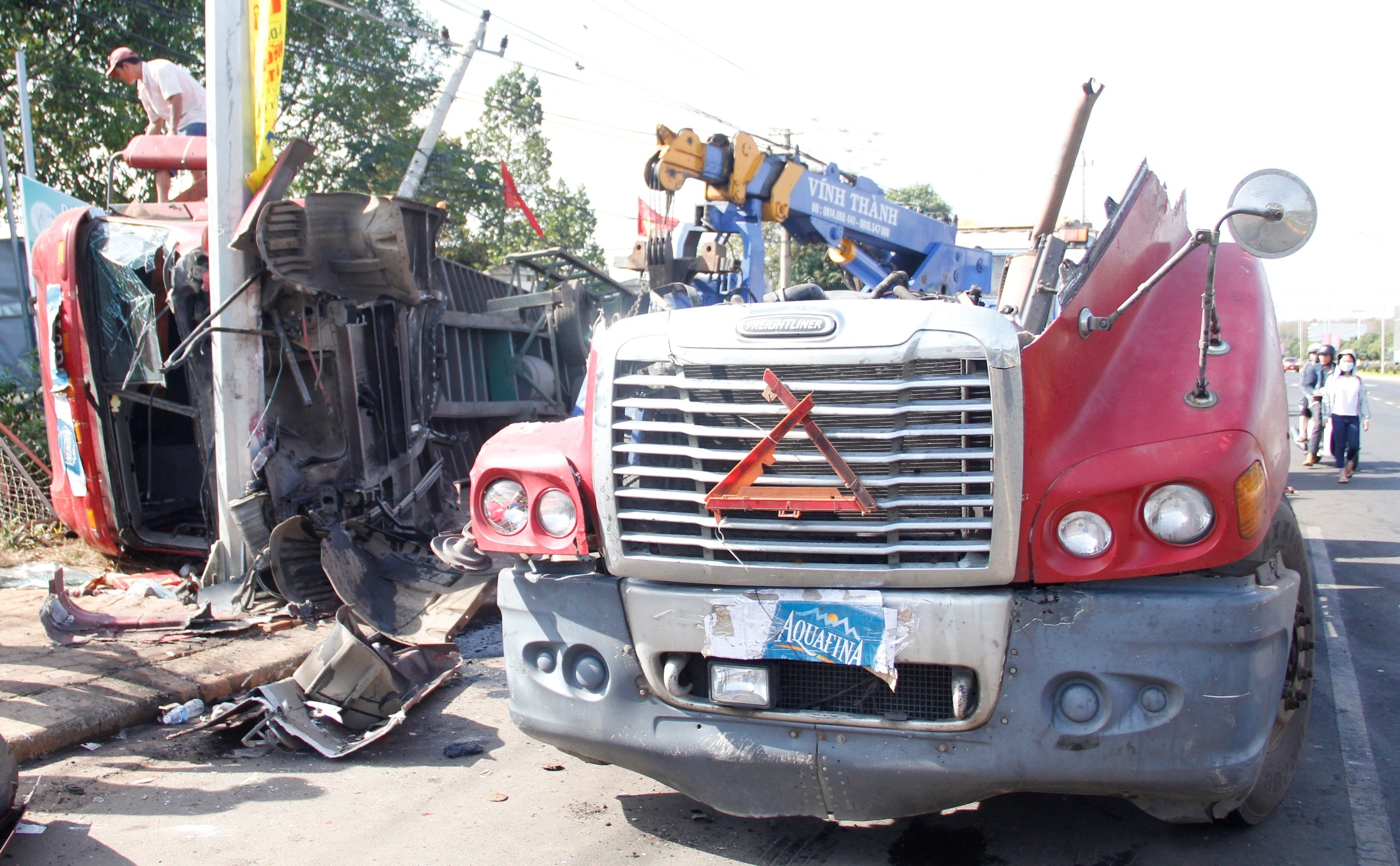 Bon nguoi thoat chet trong dau xe container dut doi hinh anh