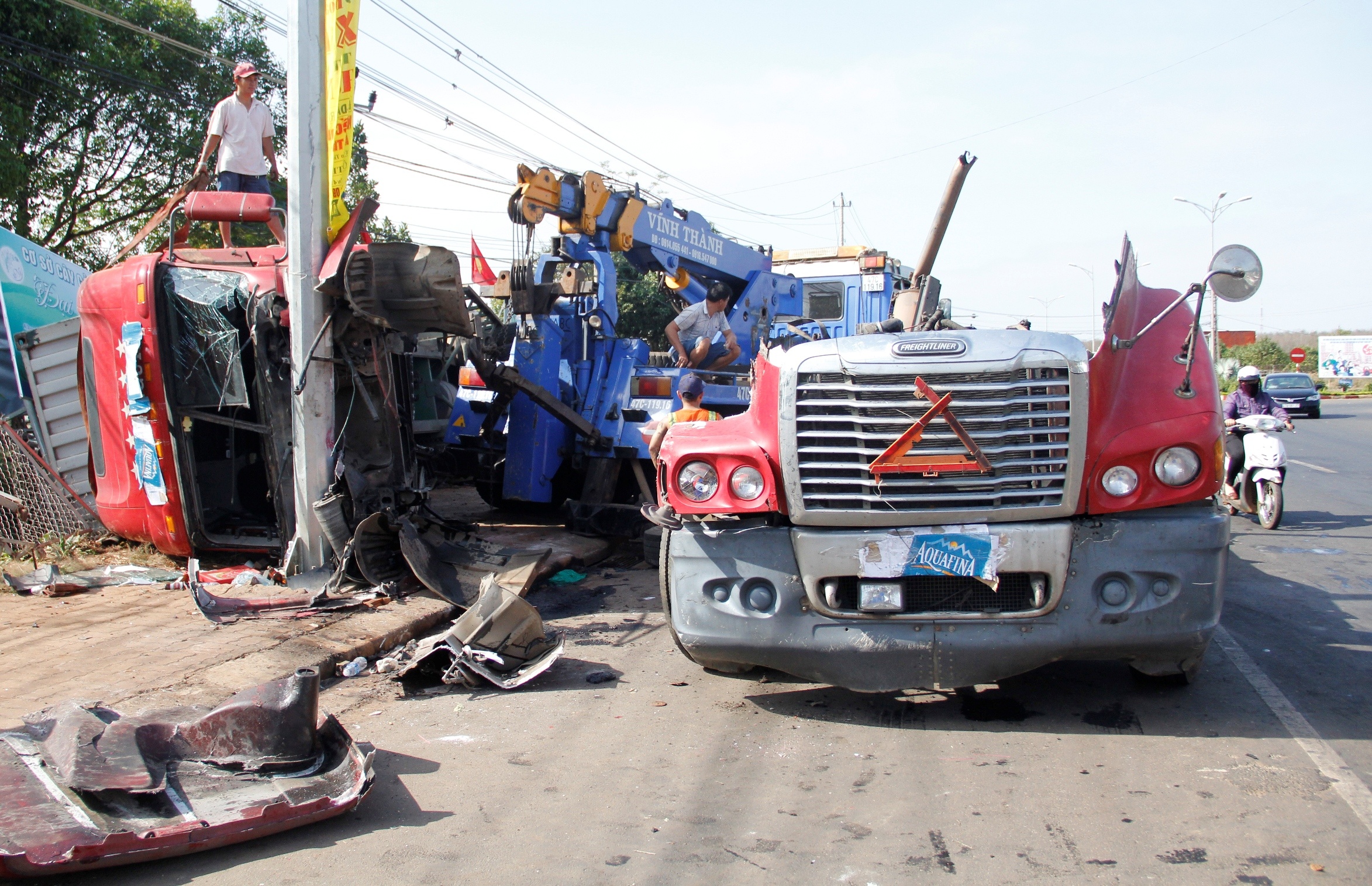 Bon nguoi thoat chet trong tai nan anh 1