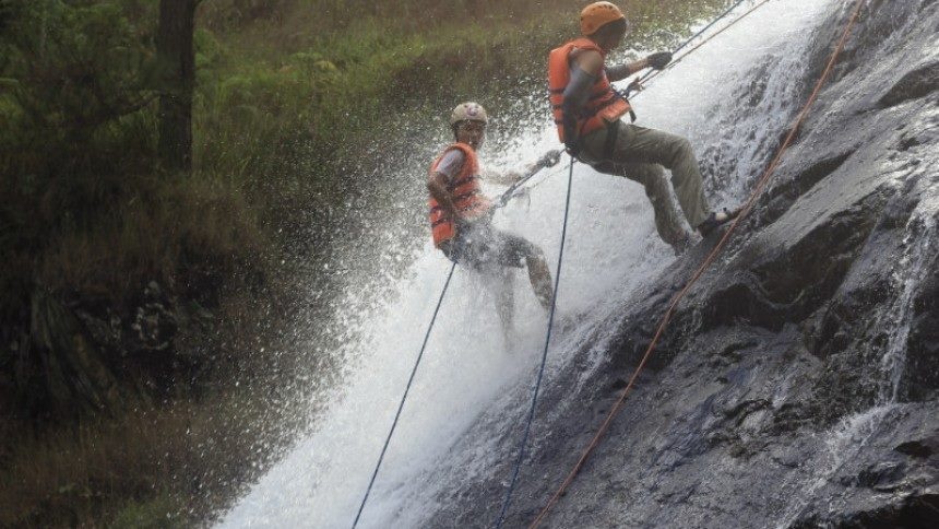 Du khach nuoc ngoai va huong dan vien tu vong khi leo thac hinh anh