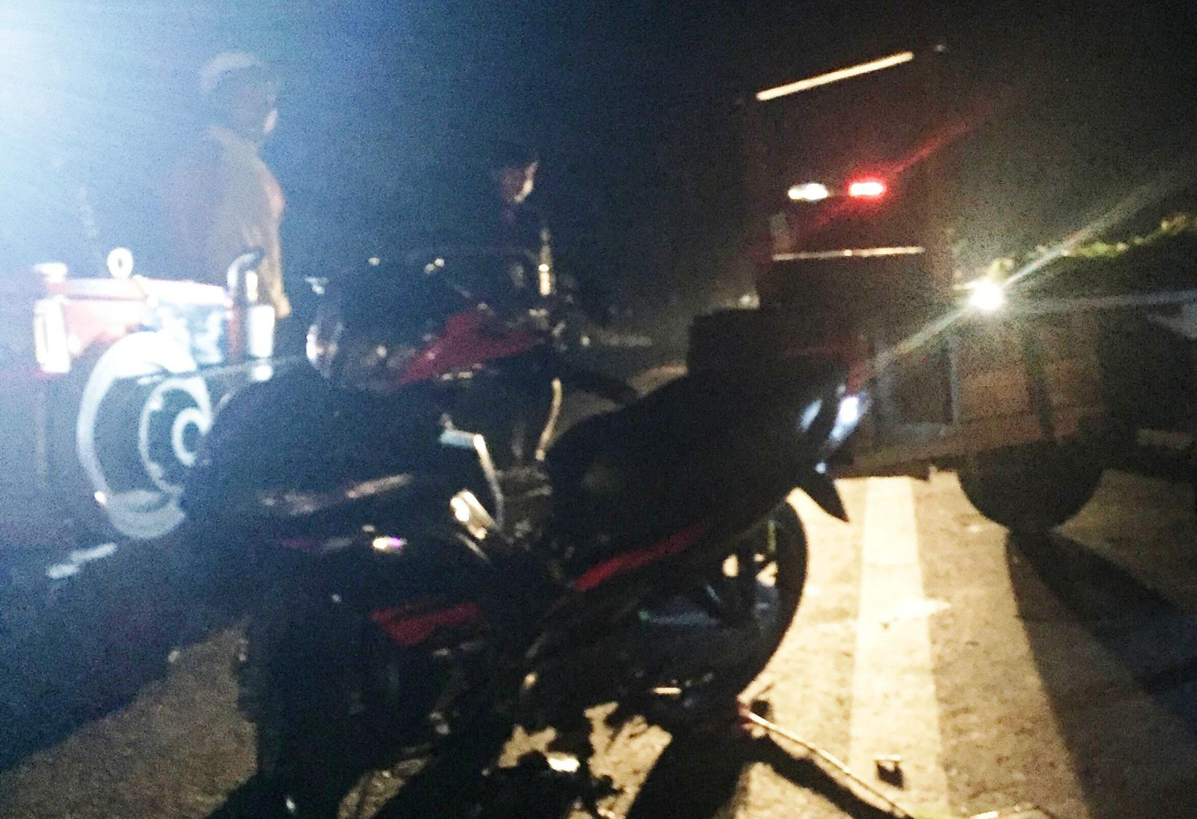 Thanh nien tu vong sau khi bi xe cong nong keo le hinh anh