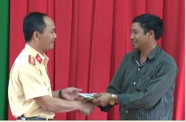 CSGT tra 9,5 trieu dong nhat duoc cho nguoi danh roi hinh anh