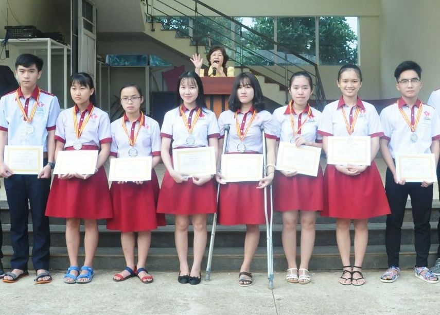 Nu sinh bi cua chan anh 1