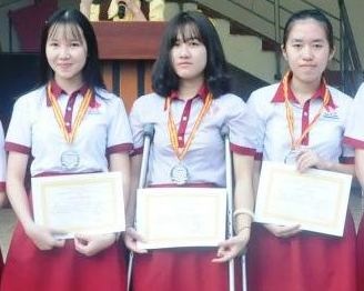 Nu sinh bi cua chan doat huy chuong bac Olympic Dia ly hinh anh