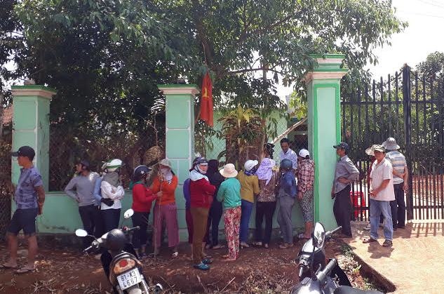 Nguoi phu nu chet trong nha tam voi nhieu vet thuong tren dau hinh anh