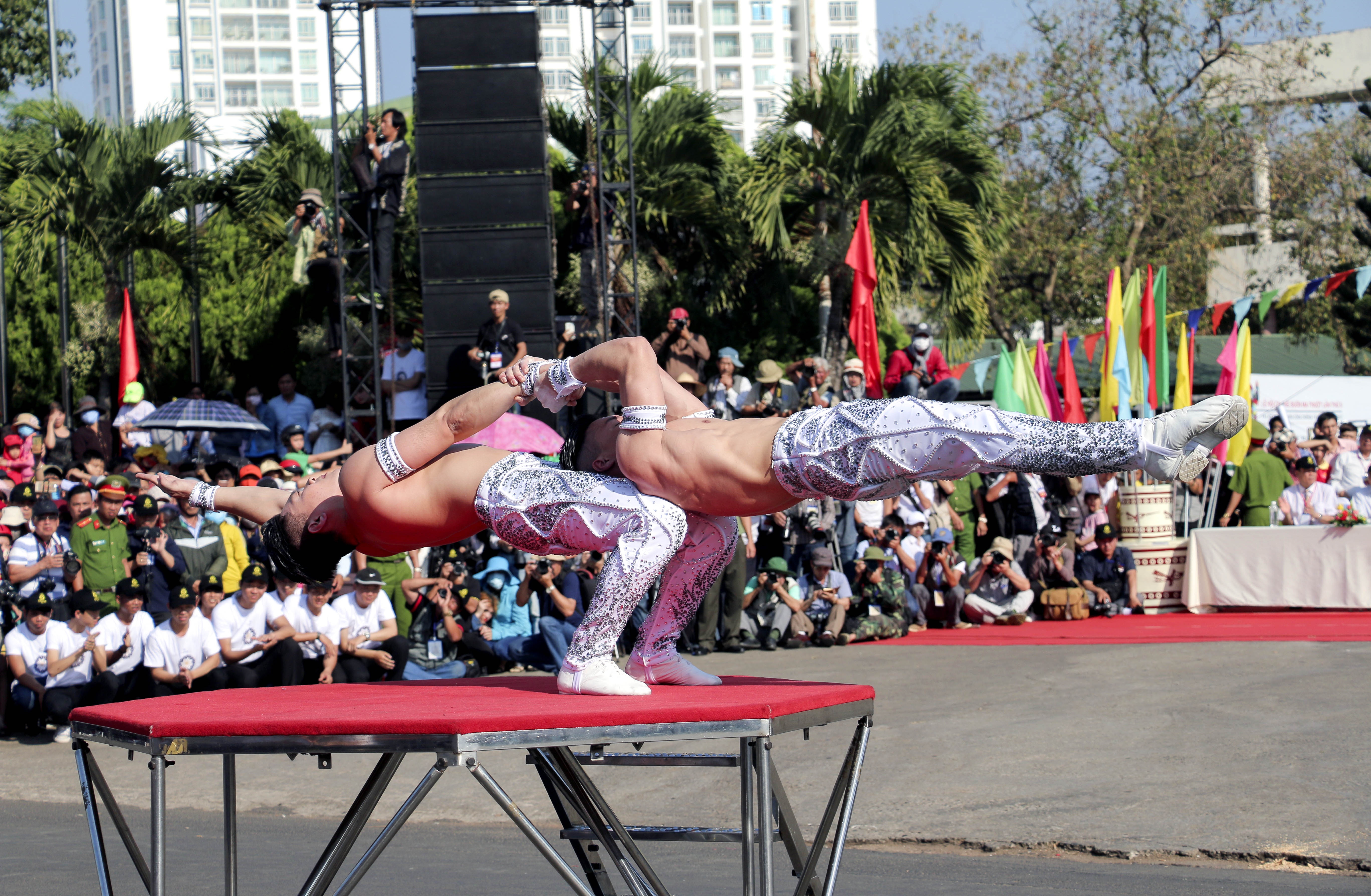 Hang nghin nguoi du le hoi duong pho o Buon Ma Thuot hinh anh