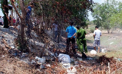 Dang dot rac, cu ba 83 tuoi nga vao lua tu vong hinh anh