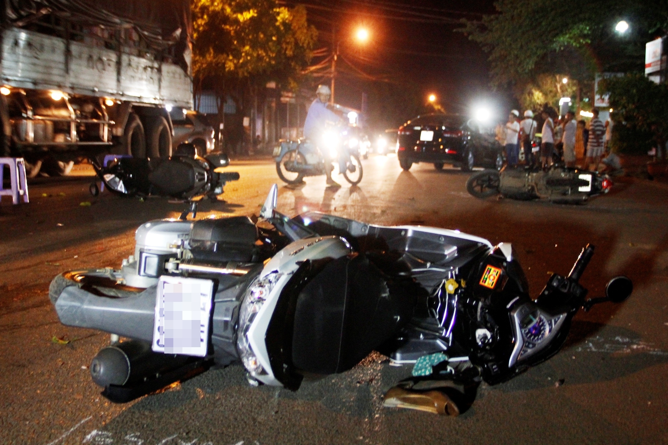 Oto tong lien hoan 3 xe may, 8 nguoi bi thuong hinh anh