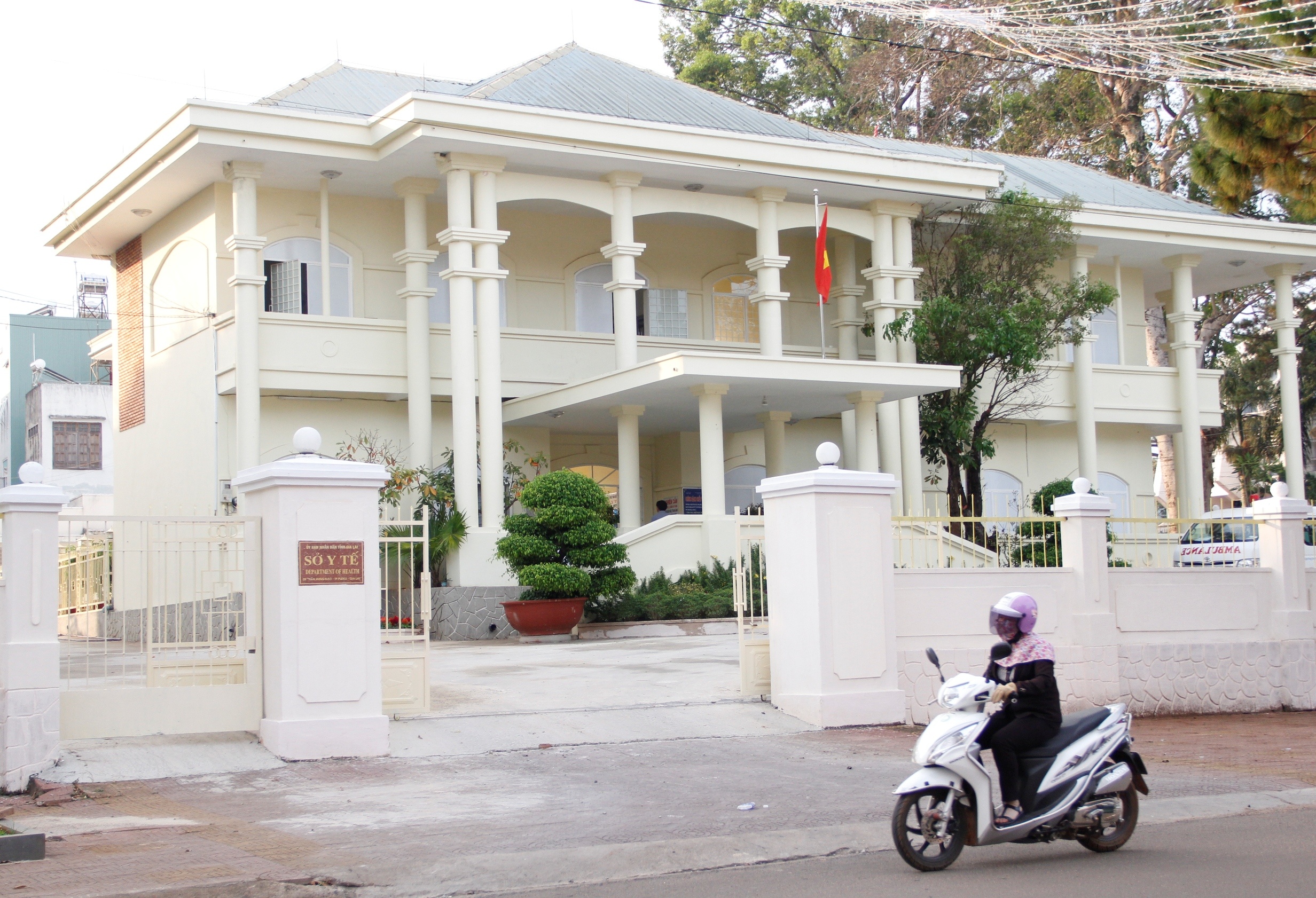 Ke khong hang chuc ty dong mua thiet bi y te hinh anh