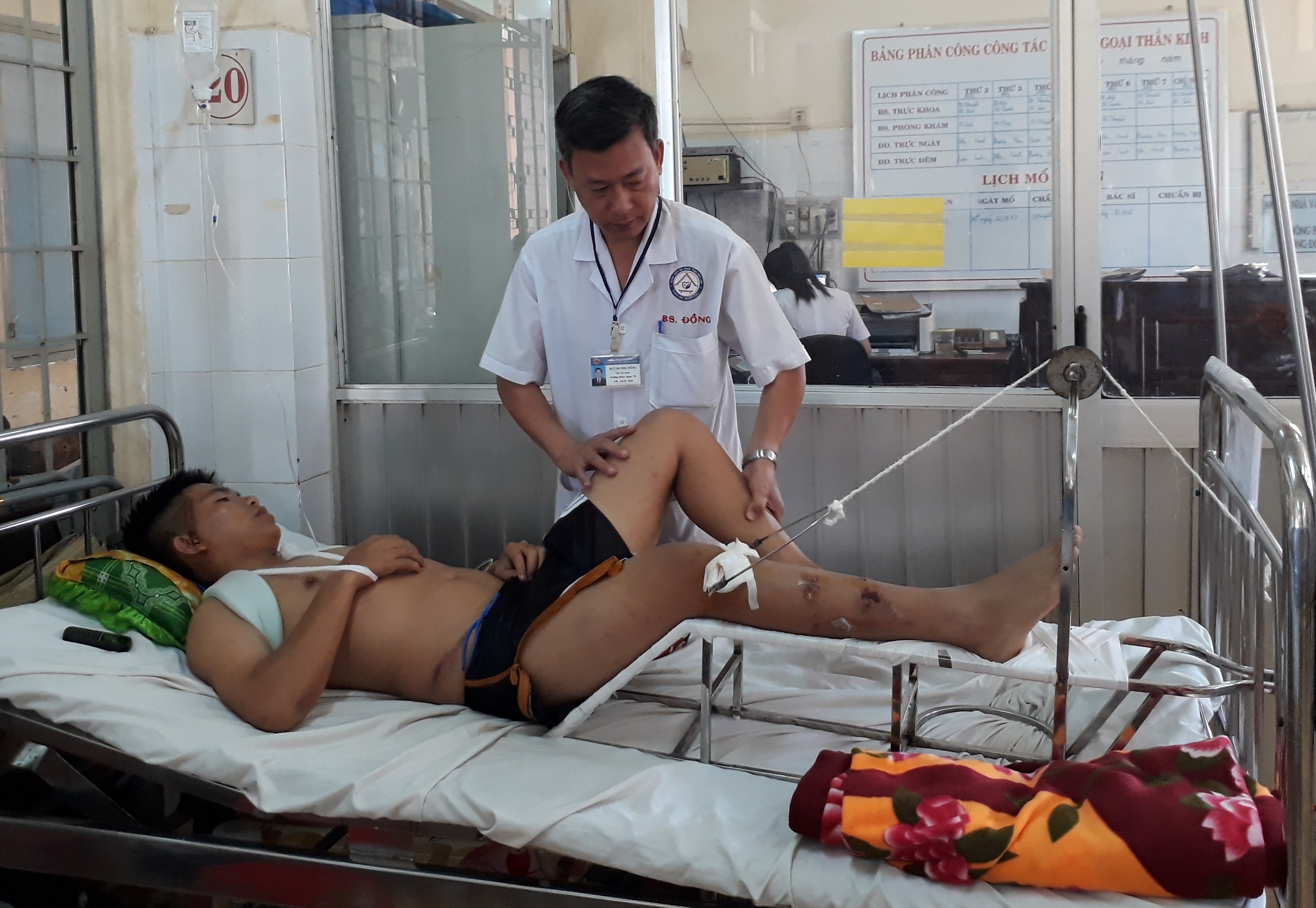 Canh sat co dong bi 'quai xe' tong xe chan thuong so nao hinh anh