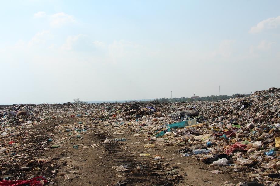 Phat hien thi the be trai 7 thang tuoi trong bai rac hinh anh