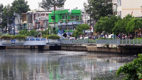 Bơm ôxy cứu kênh Nhiêu Lộc ảnh 2 Bom oxy cuu kenh Nhieu Loc anh 2