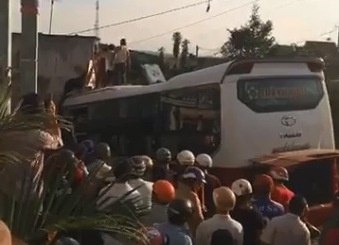 Xe Thanh Buoi dam vao nha dan, hai nguoi tu vong hinh anh