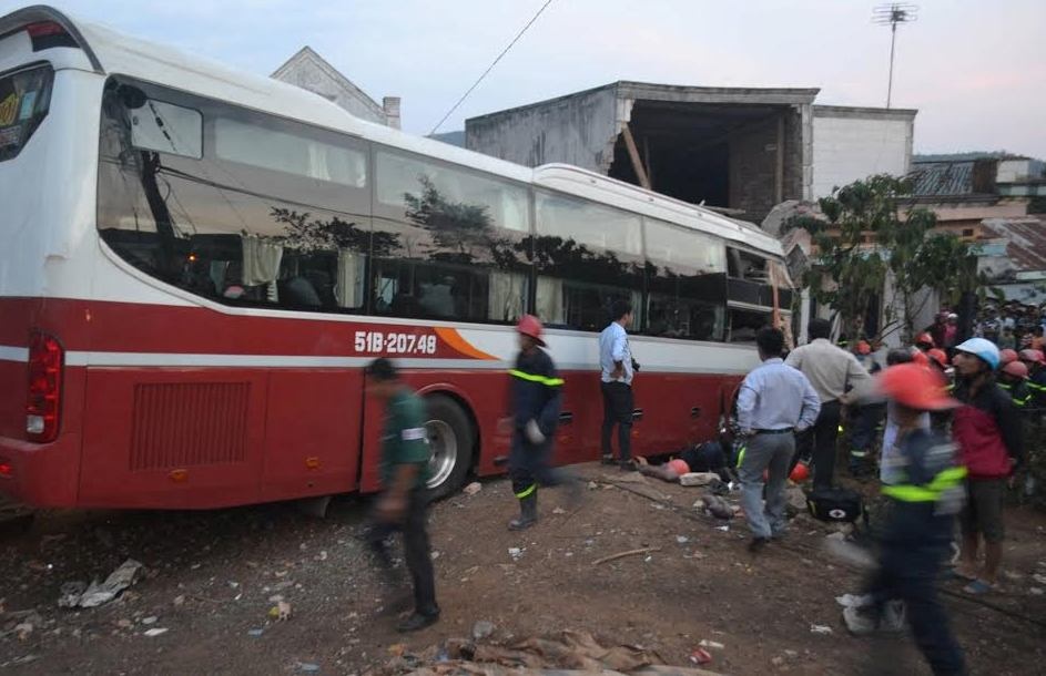 Xe Thanh Buoi chay sai phan duong gay tai nan chet nguoi hinh anh