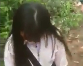Nhom nu sinh lop 9 bat ban quy giua duong roi danh hinh anh