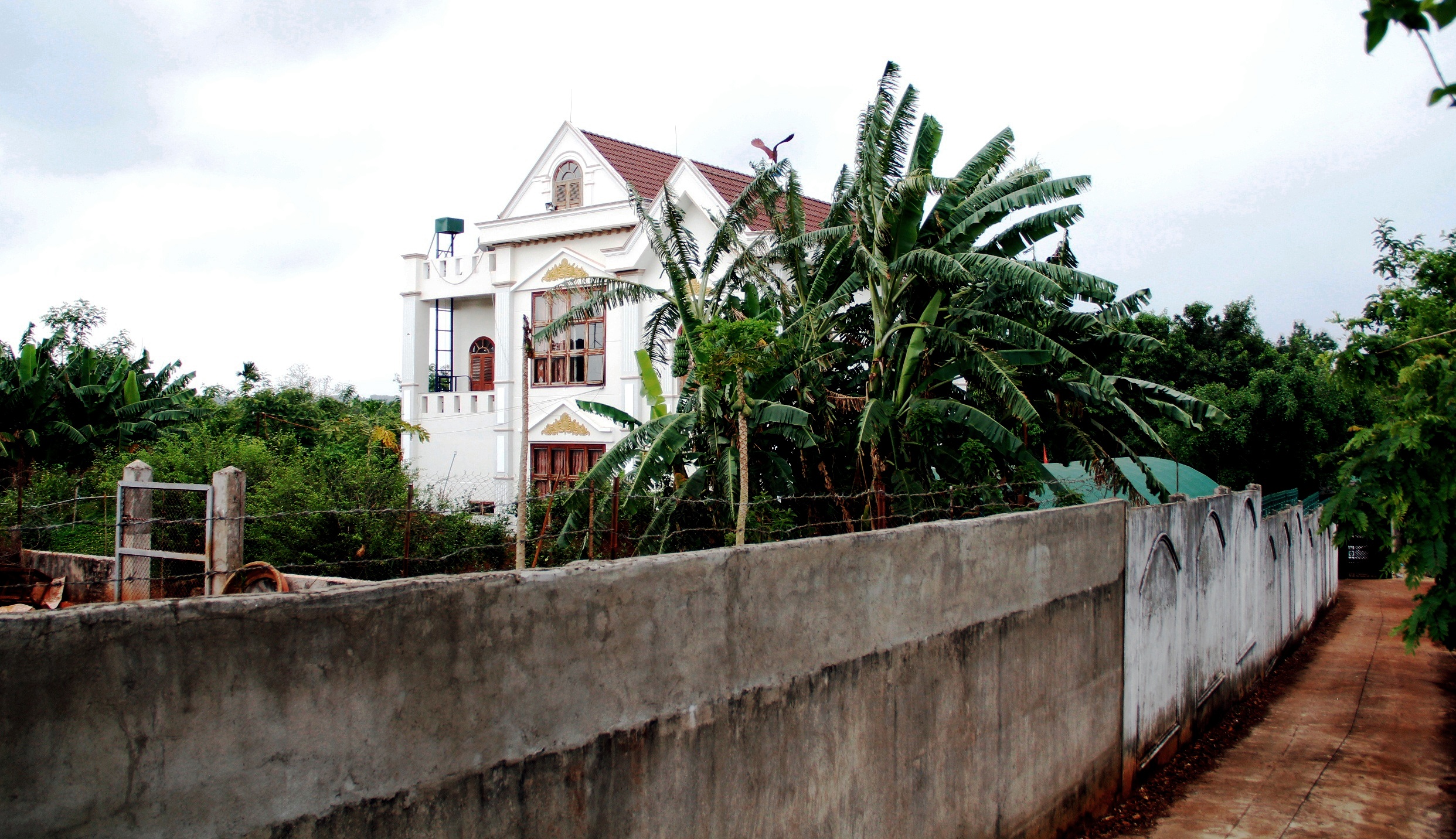 Can canh biet thu cua gia dinh Pho ban Noi chinh Dak Lak hinh anh