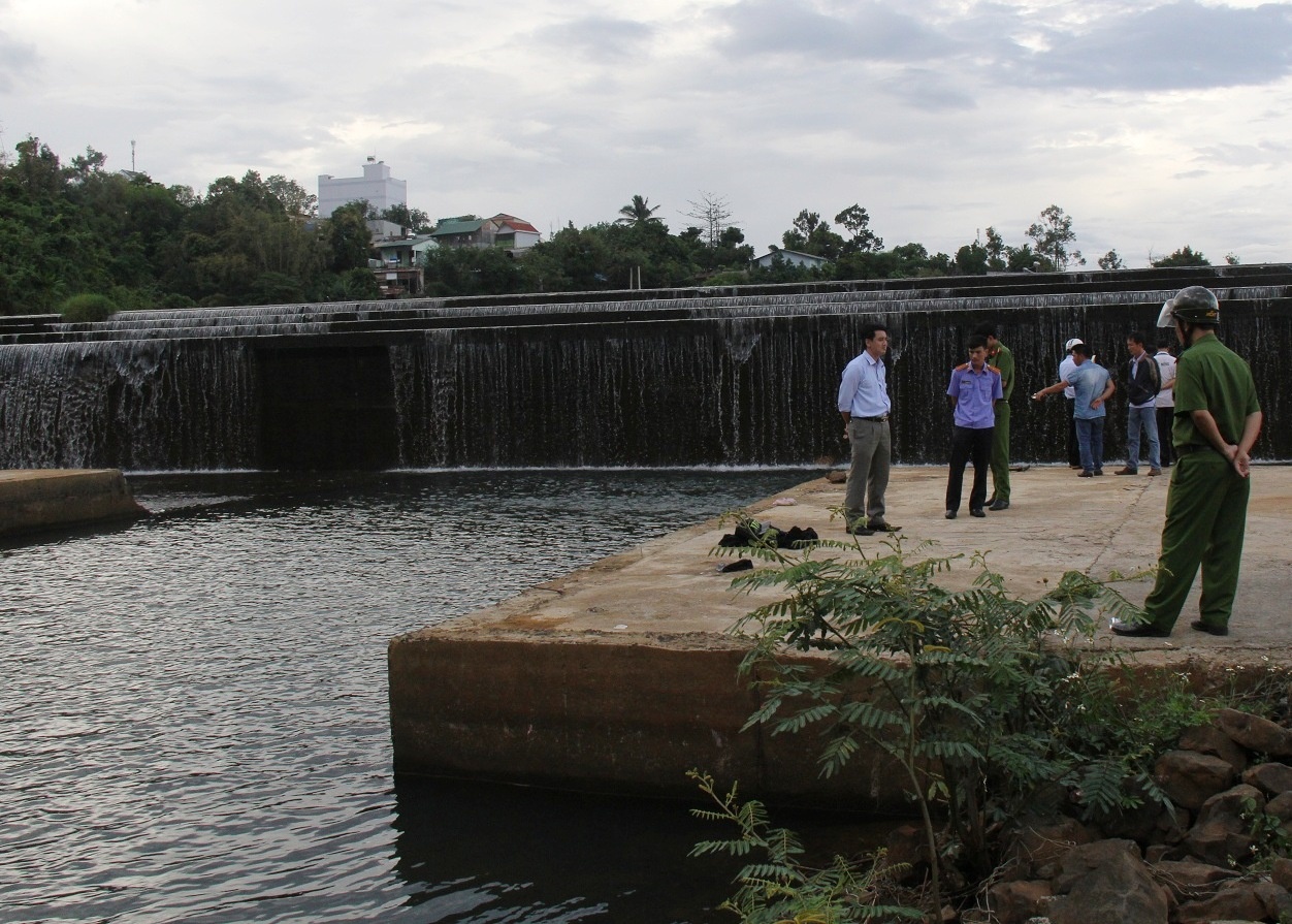 Ba hoc sinh lop 7 duoi nuoc khi tam ho hinh anh