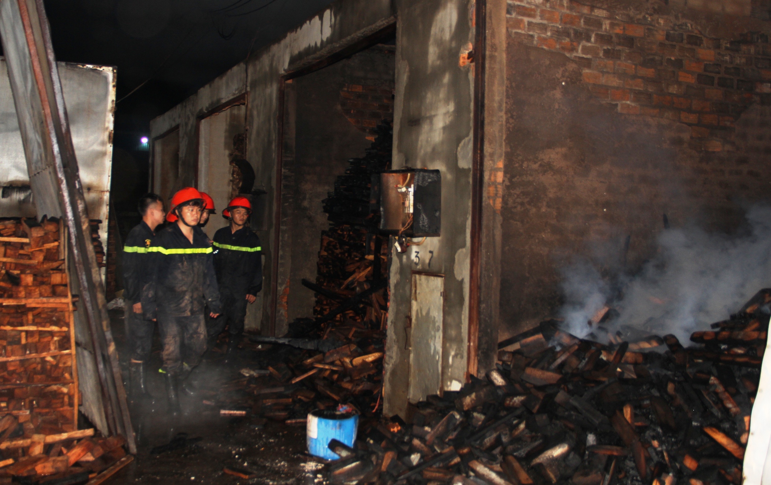 Chay cong ty san xuat go anh 2