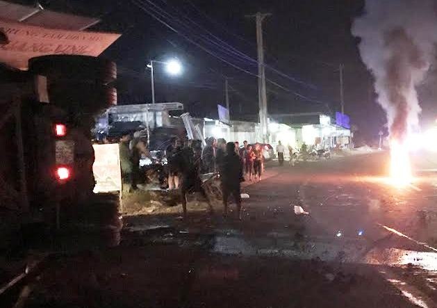 Xe container keo le 3 me con hon 50 m hinh anh