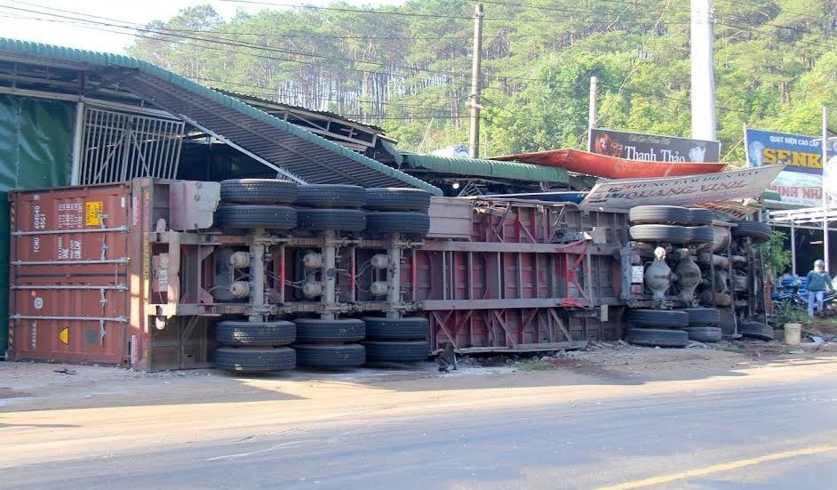 Xe container gây tai nạn ảnh 2 Xe container gay tai nan anh 2