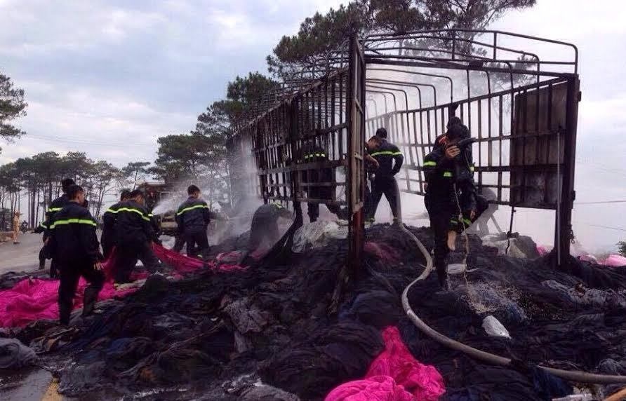 Oto cho vai boc chay suot 3 gio hinh anh