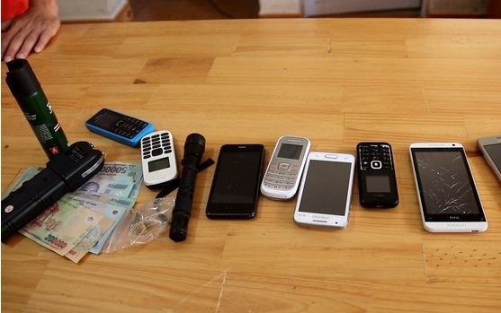 Hai thanh nien dung binh xit hoi cay cuop tai san anh 2