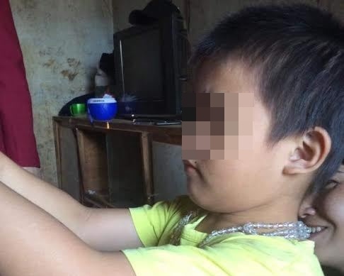 Be trai 4 tuoi lac bon ngay khi di choi voi ba noi hinh anh