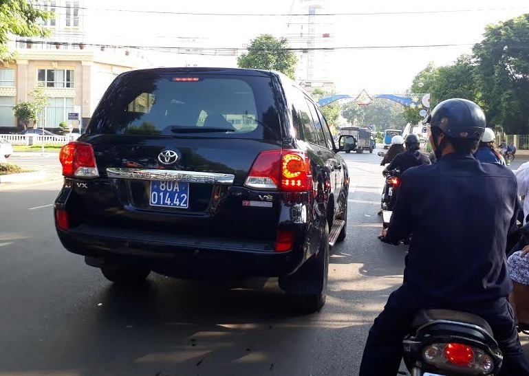 Doanh nghiep tang xe sang cho uy ban anh 1