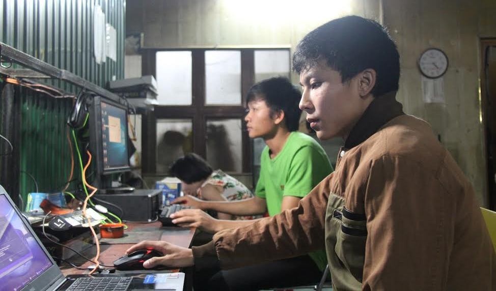 Trao bang khen cho hai sinh vien cuu nguoi duoi nuoc hinh anh