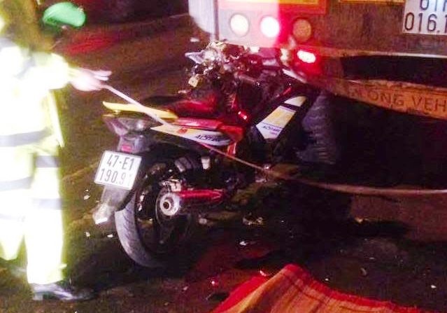 Trung uy cong an tu vong sau cu dam vao duoi xe dau keo hinh anh