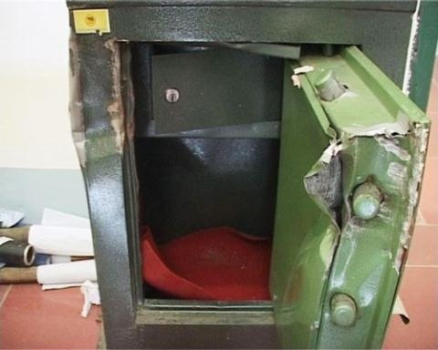 Trom dot nhap UBND xa pha ket sat lay hon 210 trieu hinh anh