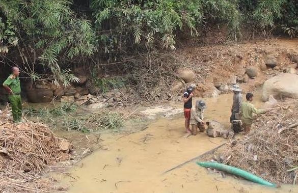 Khai thac vang trai phep anh 1