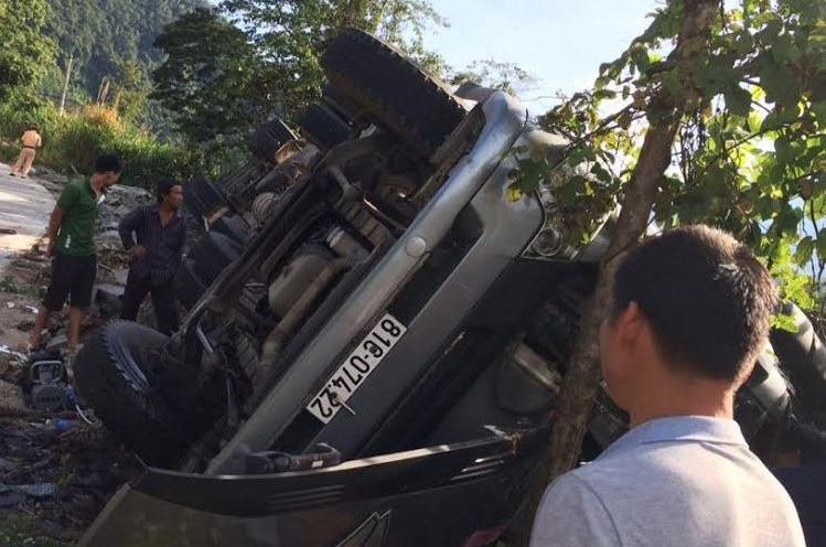 Hon mot gio pha cua cabin dua 3 nguoi bi thuong ra ngoai hinh anh