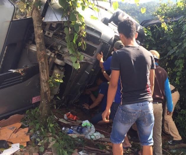 Ba người mắc kẹt trong cabin ảnh 1 Ba nguoi mac ket trong cabin anh 1