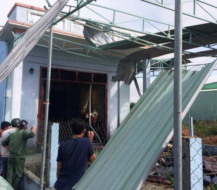 No lon trong can nha co hai me con hinh anh