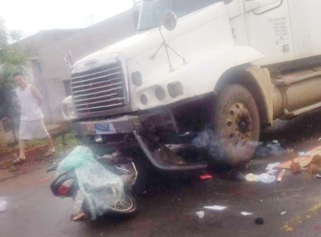 Thanh nien 24 tuoi chay lan lan bi xe dau keo tong tu vong hinh anh