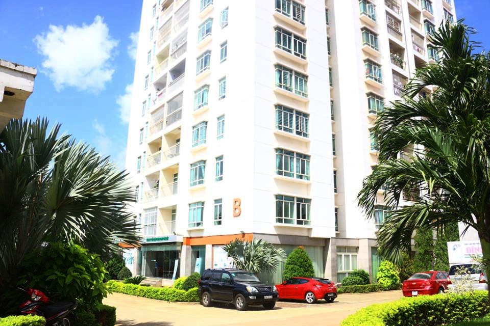 Leo ra ngoai tu cua so tang 14, thanh nien roi xuong dat tu vong hinh anh