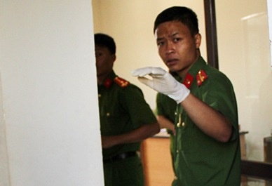 Ke gian dot nhap buu dien chi trom tien le hinh anh