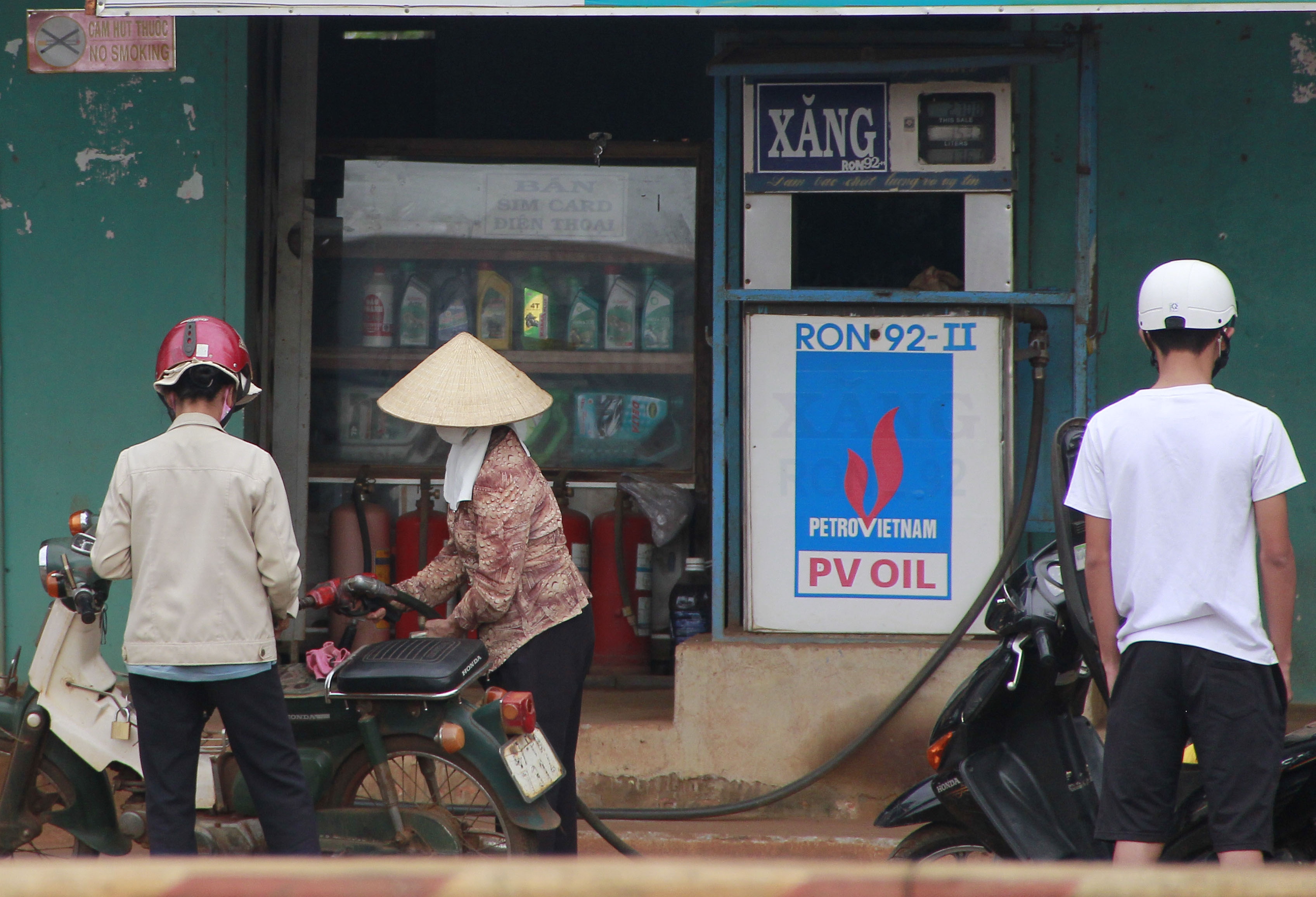 4 cua hang xang dau hoat dong 'chui' hon mot nam hinh anh