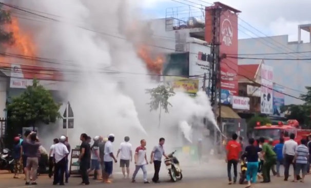 Chap dien, 3 cua hang chay ngun ngut giua trua hinh anh