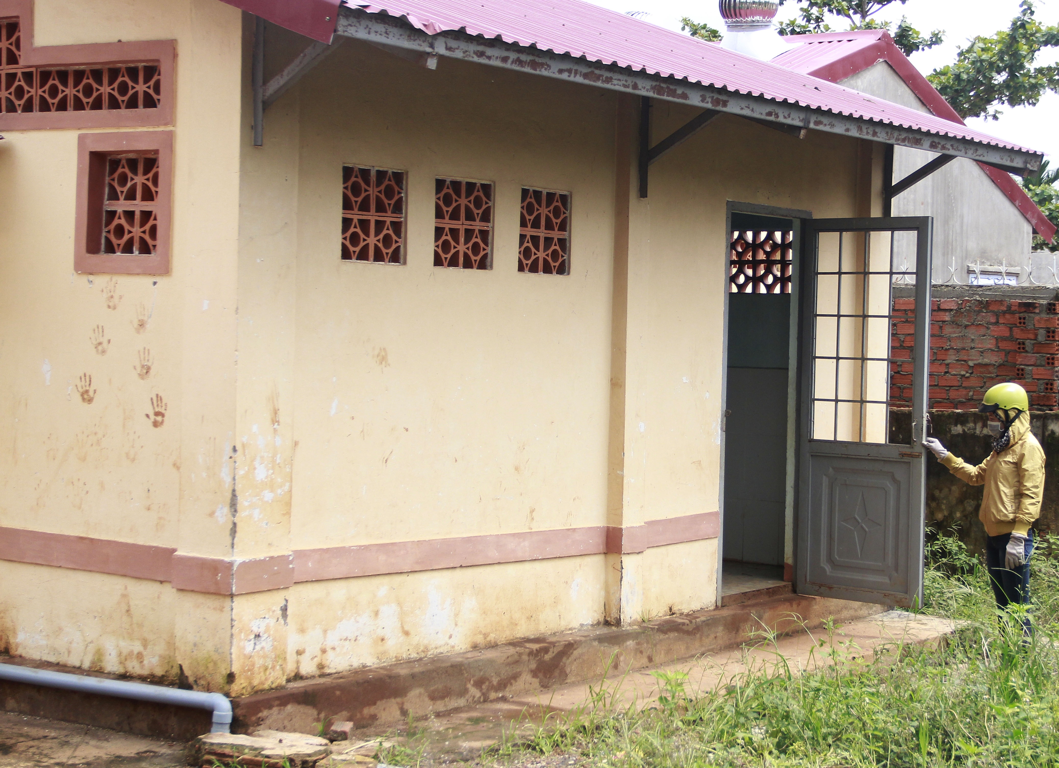 Bat bao ve nha truong de dieu tra viec dam o voi hoc sinh hinh anh