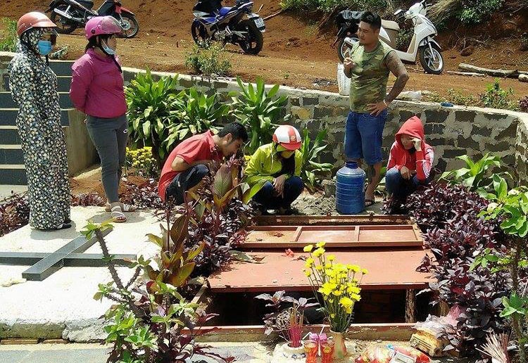 Thi the be gai tu vong ven duong anh 1