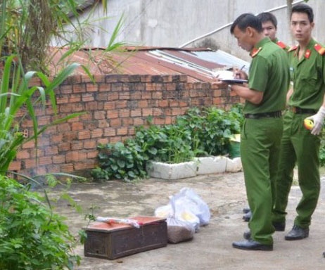 Thi the be gai 6 thang tuoi trong boc vai ven duong hinh anh