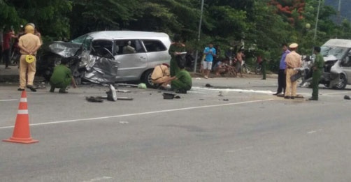 Hai ôtô đối đầu 9 người bị thương ảnh 1 Hai oto doi dau 9 nguoi bi thuong anh 1