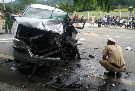 Vu 2 oto doi dau khien 9 nguoi bi thuong: Chay sai lan duong hinh anh