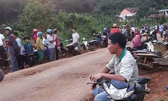 Di choi so bo me mang, ba tre em bia chuyen bi bat coc hinh anh