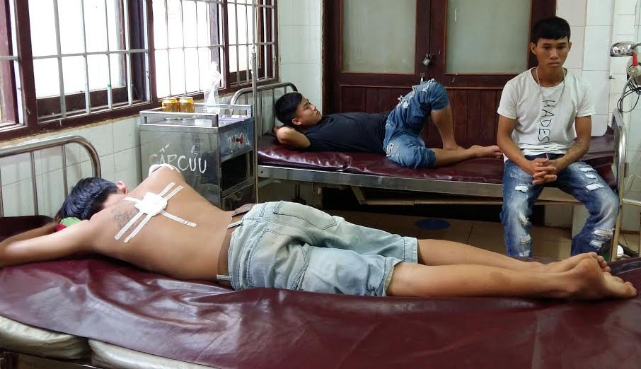 Ba thanh nien khong doi mu bao hiem bi cong an xa ban hinh anh