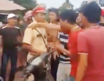 Canh sat giao thong danh dan anh 2