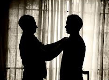 Dinh chi cong tac 2 lanh dao trung tam boi duong chinh tri danh nhau hinh anh