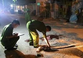 Nguoi dan ong chem chet ban nhau do mau thuan hinh anh